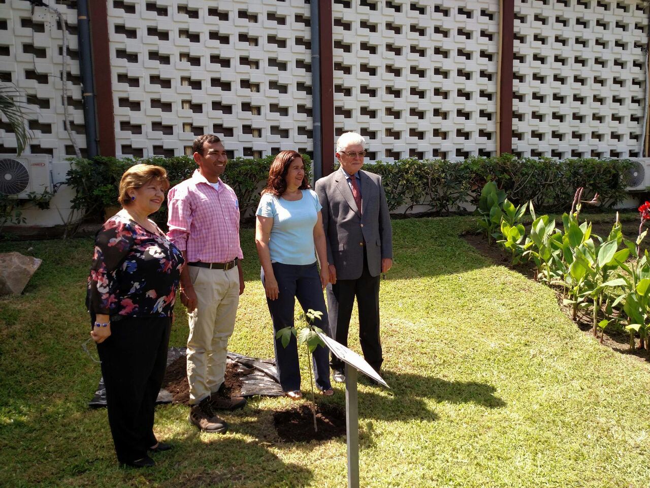 Saturday morning Vishnu planted a tree sapling  with Environment Minister of El Salvador Leen Pohl.